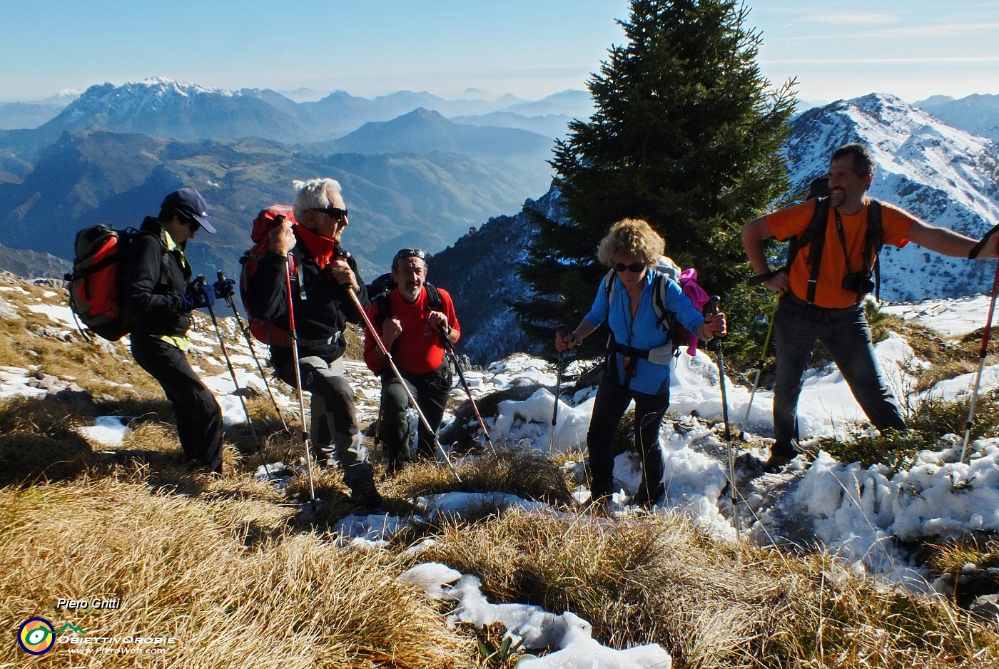 54  Salendo al Monte Venturosa incontro con amici.JPG